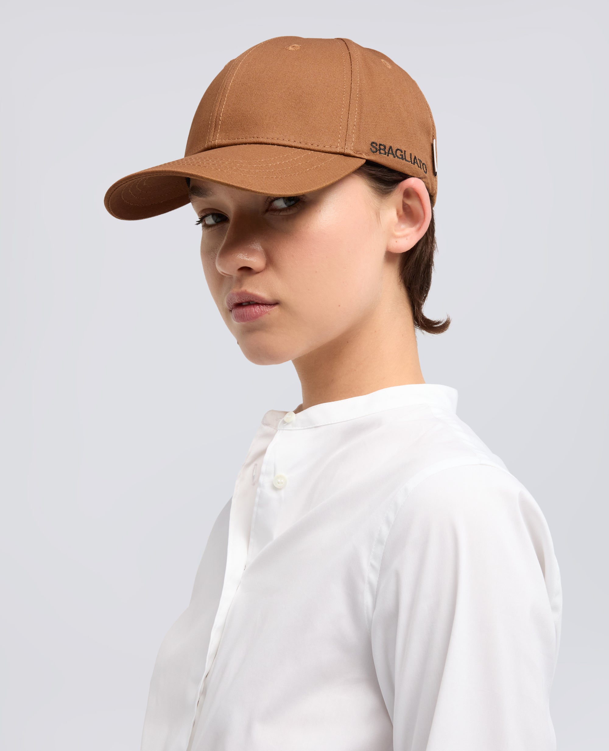CAPPELLO IN GABARDINE DI COTONE CON LETTERING -SBAGLIATO- - MARRONE - ASPESI
