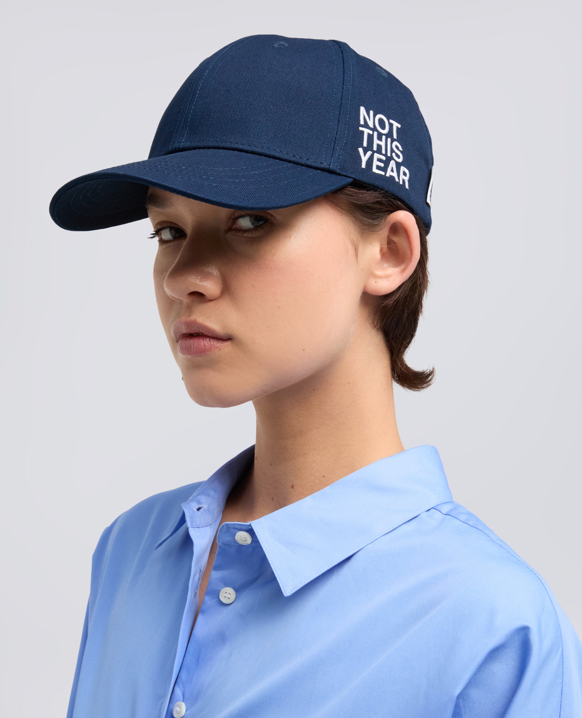 CAPPELLO IN GABARDINE DI COTONE CON LETTERING -NOT THIS YEAR- - BLU - ASPESI