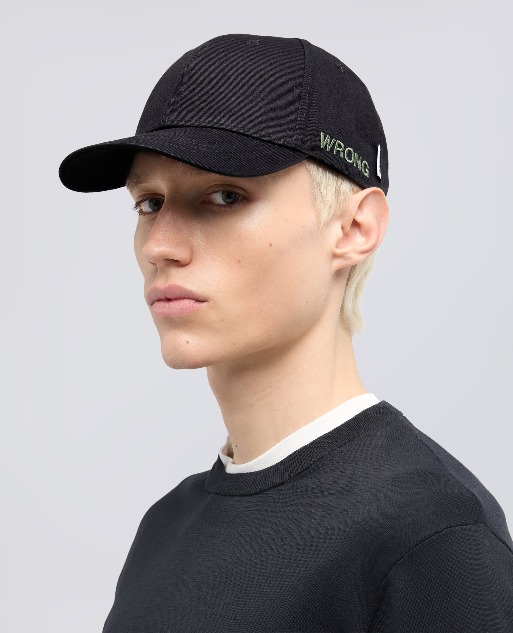 CAPPELLO IN GABARDINE DI COTONE CON LETTERING -WRONG- - NERO - ASPESI