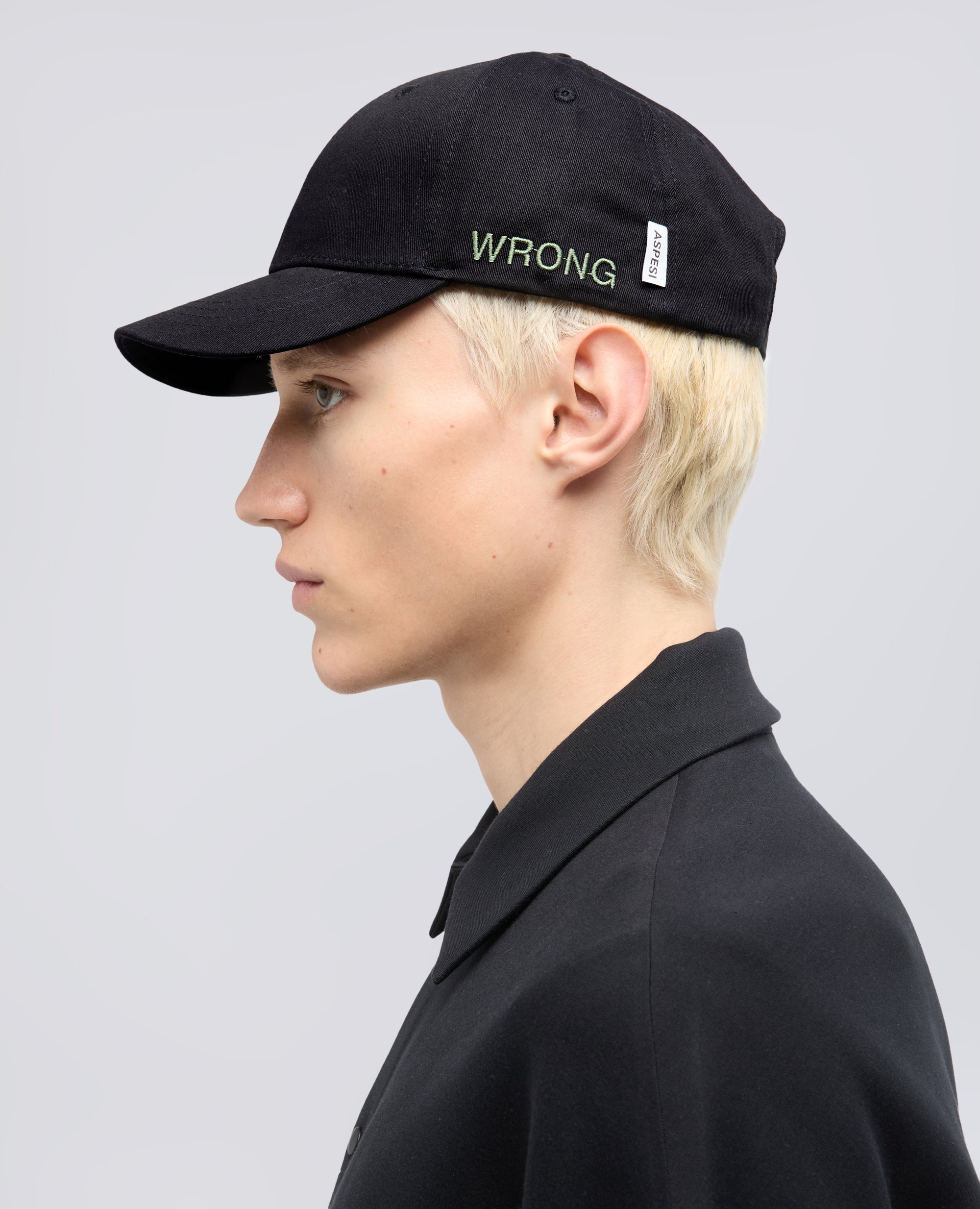 CAPPELLO IN GABARDINE DI COTONE CON LETTERING -WRONG- - NERO - ASPESI