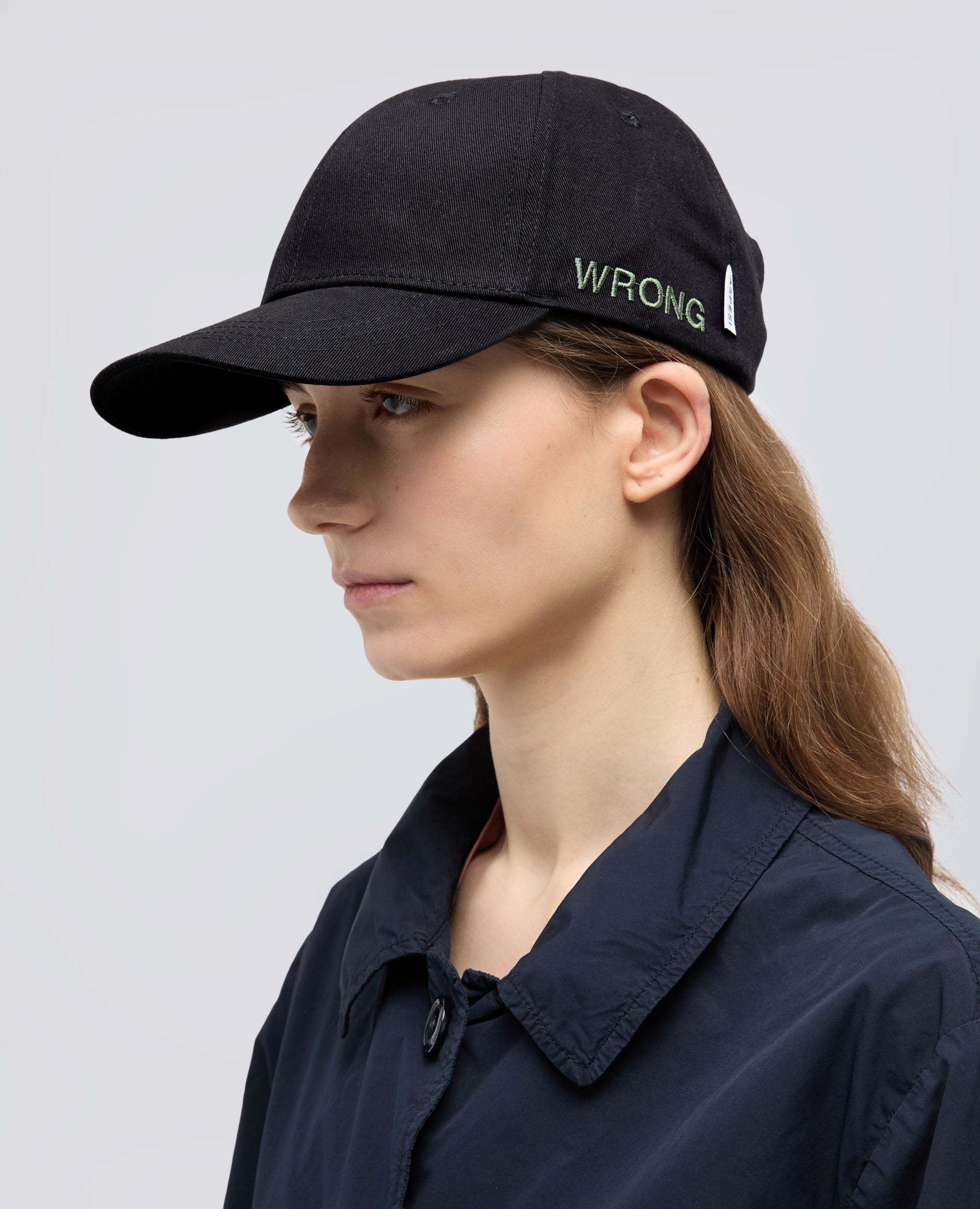 CAPPELLO IN GABARDINE DI COTONE CON LETTERING -WRONG- - NERO - ASPESI