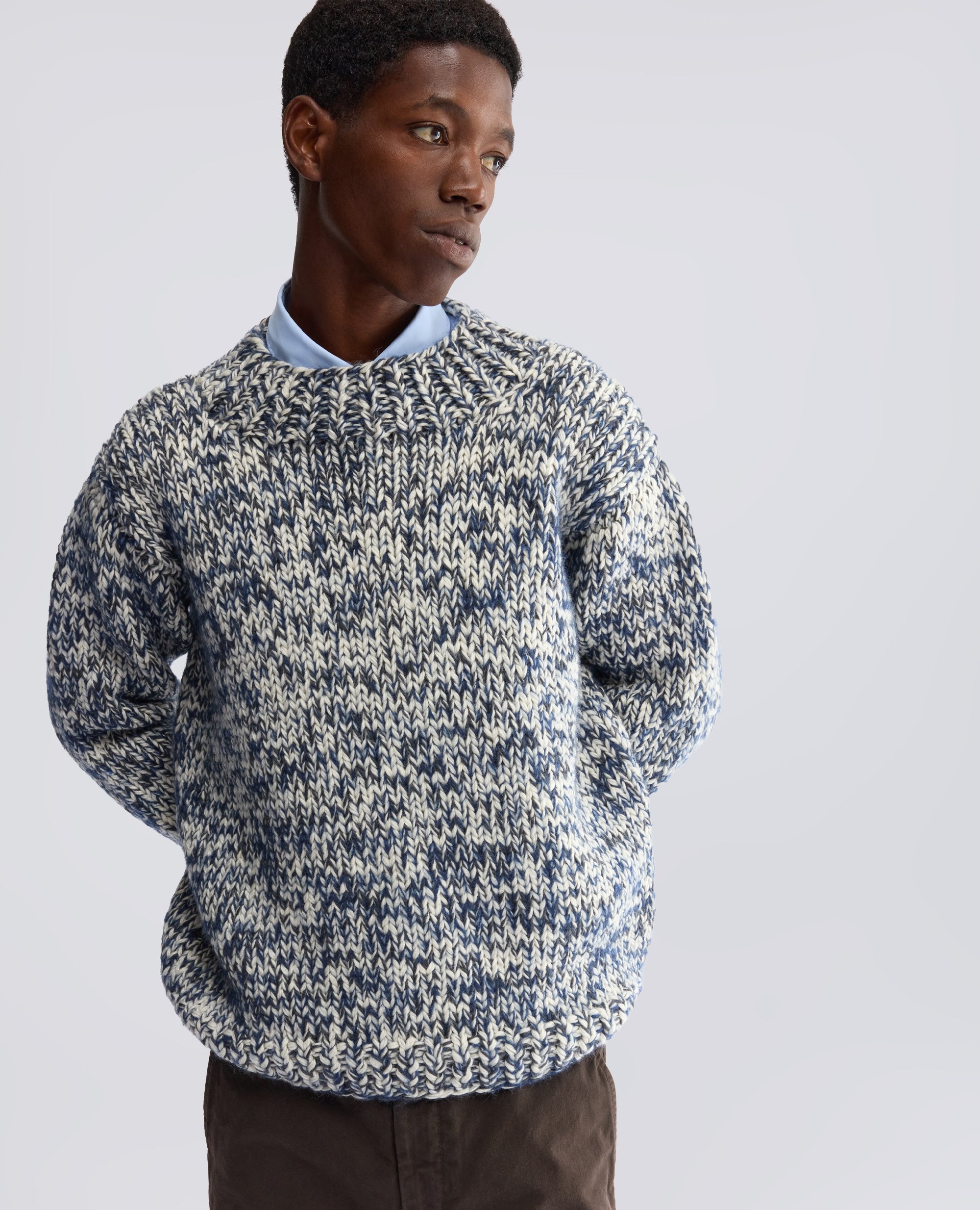 RUNDHALS-STRICKPULLOVER MIT HOHEM KRAGEN, HANDGEFERTIGT AUS SCHURWOLLE UND MOHAIR - MEHRFARBEN - ASPESI
