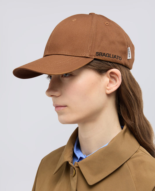 CAPPELLO IN GABARDINE DI COTONE CON LETTERING -SBAGLIATO- - MARRONE - ASPESI